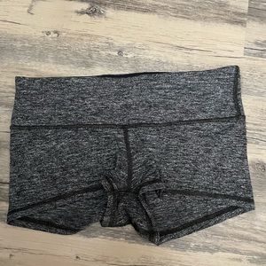 🍋 lululemon Wunder Under 2” shorts - Size 8 🍋